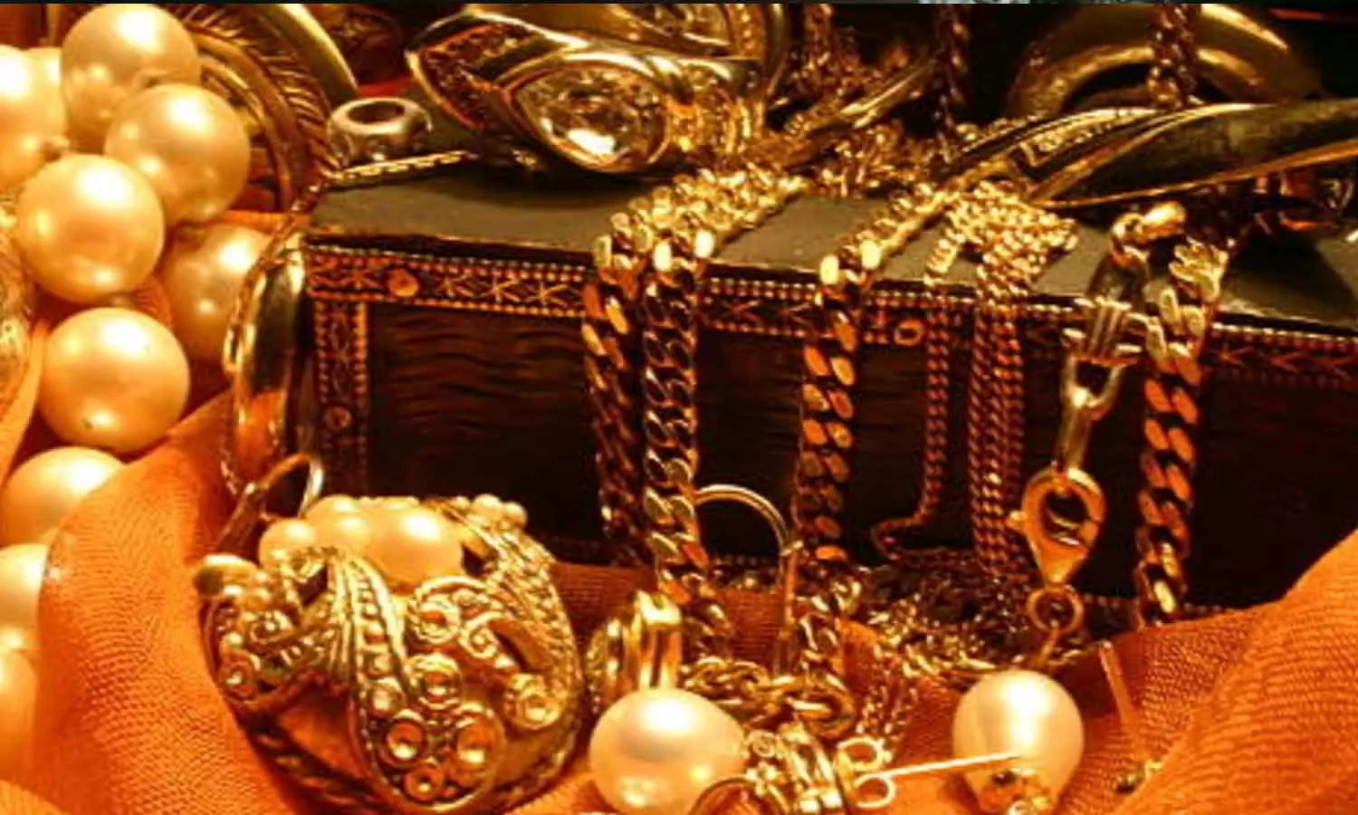 കൊടുങ്ങല്ലൂരിൽ ബാങ്ക് ലോക്കറിൽ സൂക്ഷിച്ച അറുപത് പവനോളം സ്വർണം കാണാനില്ലെന്ന് പരാതി കൊടുങ്ങല്ലൂരിൽ ബാങ്ക് ലോക്കറിൽ സൂക്ഷിച്ച അറുപത് പവനോളം സ്വർണം കാണാനില്ലെന്ന് പരാതി