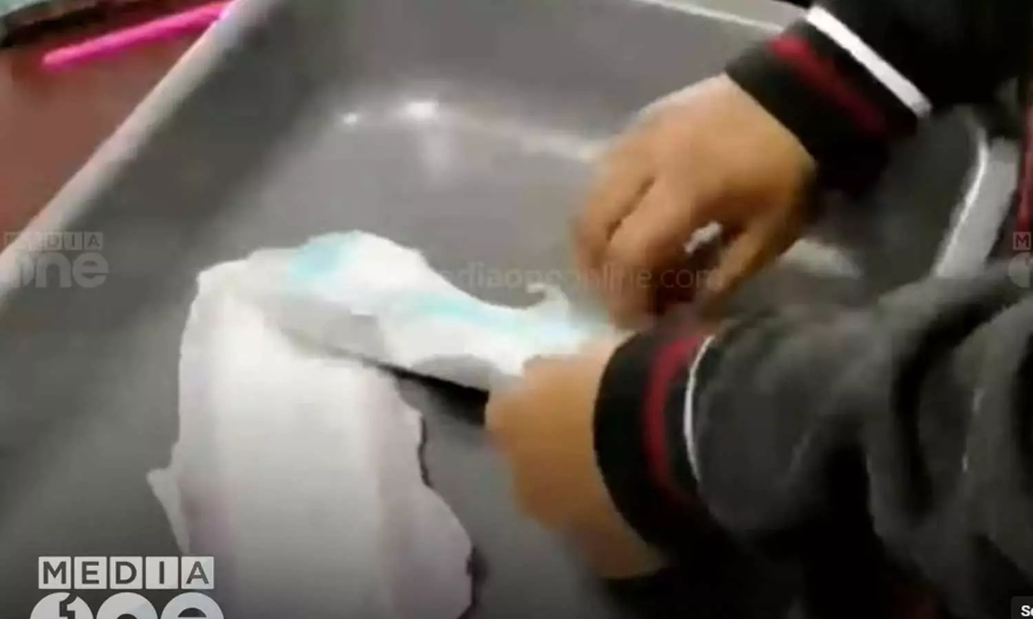 കൊച്ചി വിമാനത്താവളത്തിൽ സാനിറ്ററി പാഡിനകത്ത് ഒളിപ്പിച്ച് കടത്തിയ 29 ലക്ഷം രൂപയുടെ സ്വർണം പിടികൂടി കൊച്ചി വിമാനത്താവളത്തിൽ സാനിറ്ററി പാഡിനകത്ത് ഒളിപ്പിച്ച് കടത്തിയ 29 ലക്ഷം രൂപയുടെ സ്വർണം പിടികൂടി