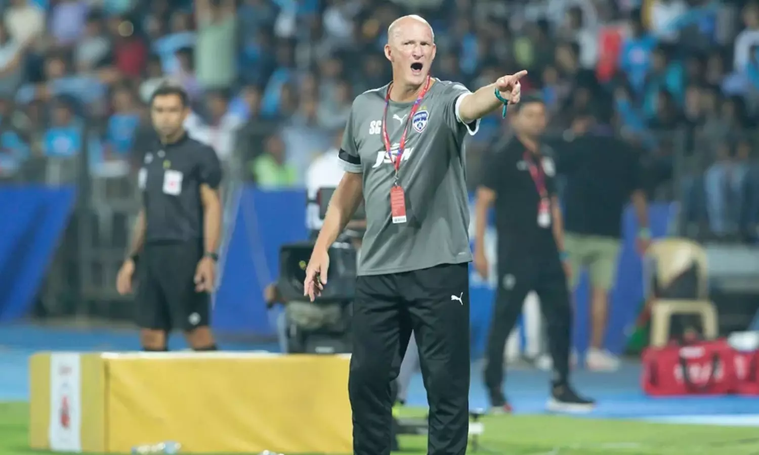 ആരാധകർ ഗോളടിക്കില്ലല്ലോ, തോറ്റത് ഗ്രൗണ്ടിൽ- ബംഗളൂരു പരിശീലകൻ ആരാധകർ ഗോളടിക്കില്ലല്ലോ, തോറ്റത് ഗ്രൗണ്ടിൽ- ബംഗളൂരു പരിശീലകൻ