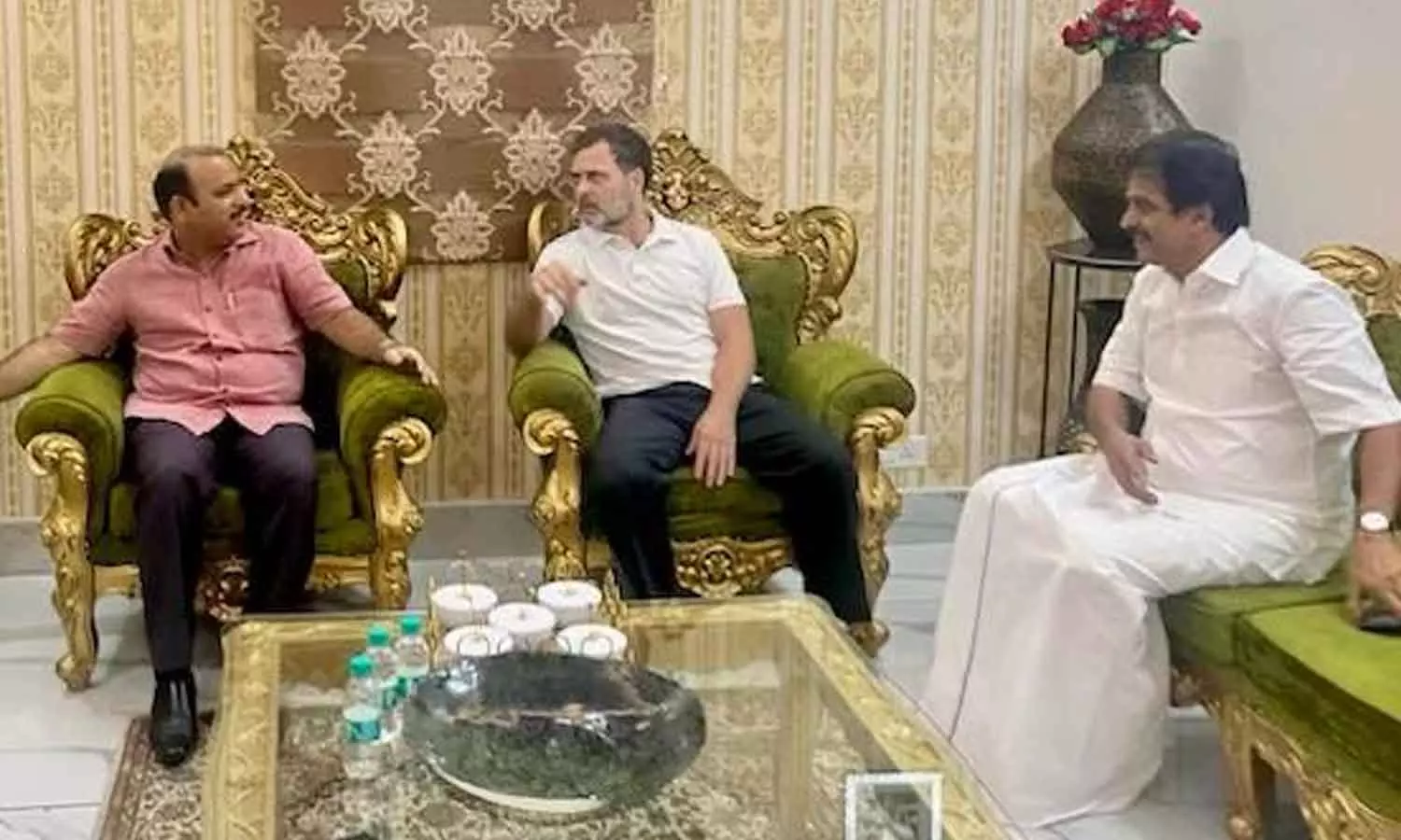 ബി.ജെ.പി എം.പി തീവ്രവാദിയെന്ന് അധിക്ഷേപിച്ച ഡാനിഷ് അലിയെ കണ്ട് രാഹുൽ ഗാന്ധി ബി.ജെ.പി എം.പി തീവ്രവാദിയെന്ന് അധിക്ഷേപിച്ച ഡാനിഷ് അലിയെ കണ്ട് രാഹുൽ ഗാന്ധി