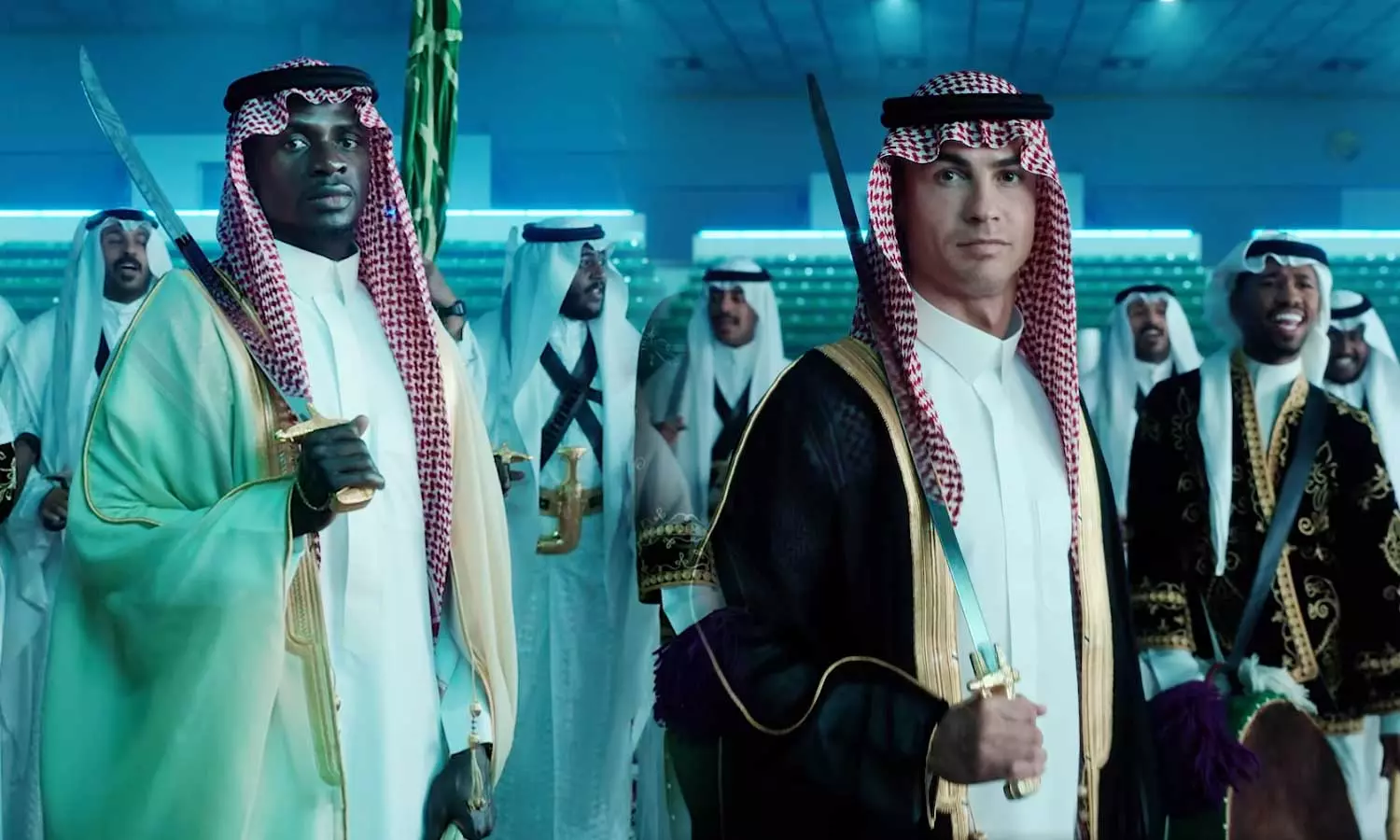 തോബ്, ബിഷ്ത്, കരവാൾ... പാരമ്പര്യ സൗദി ഗെറ്റപ്പിൽ ഞെട്ടിച്ച് ക്രിസ്റ്റ്യാനോയും മാനെയും-വൈറൽ വിഡിയോ