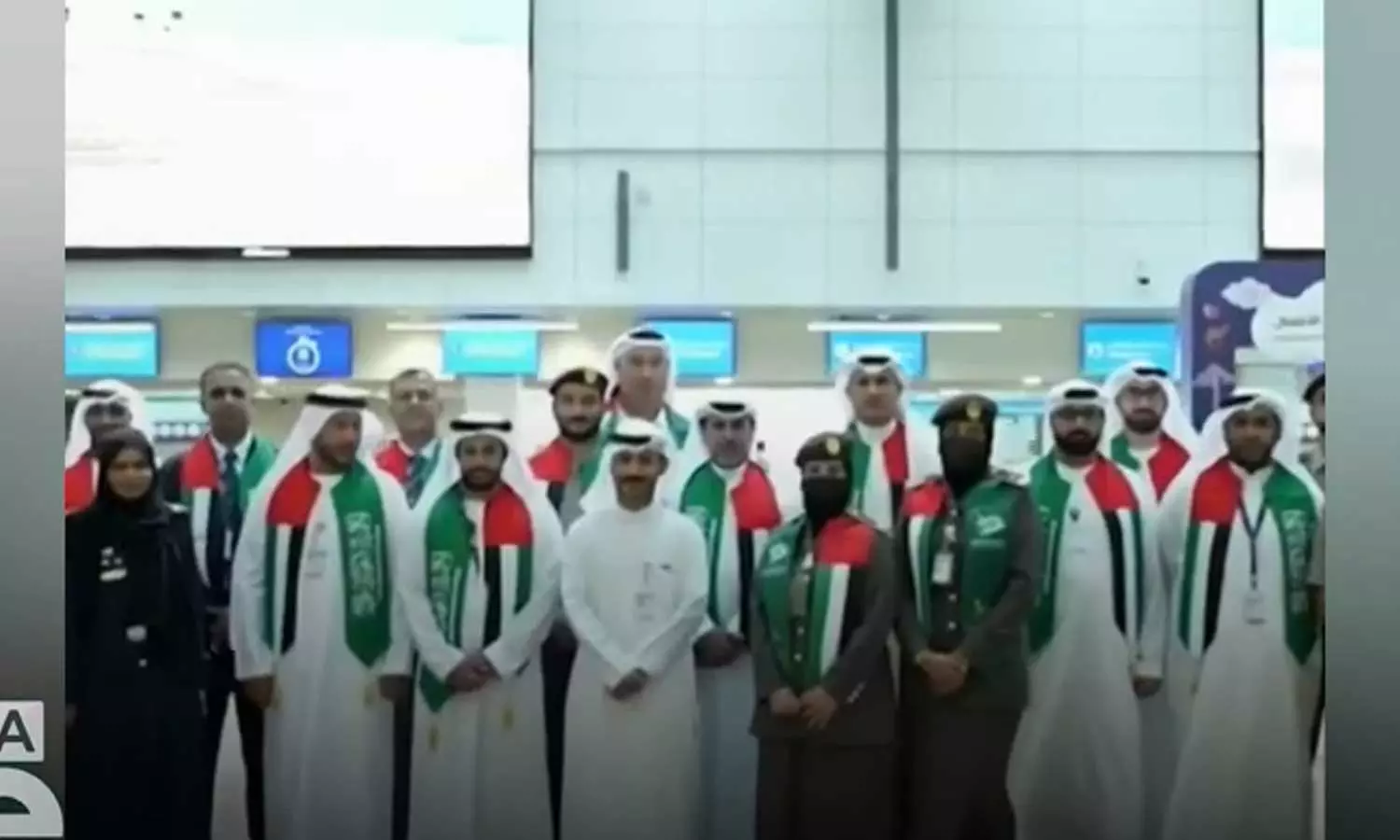 സൗദി ദേശീയദിനാഘോഷം; യാത്രക്കാർക്ക് മധുരം നൽകി സ്വീകരിച്ച് ദുബൈ, ഷാർജ വിമാനത്താവള ജീവനക്കാർ സൗദി ദേശീയദിനാഘോഷം; യാത്രക്കാർക്ക് മധുരം നൽകി സ്വീകരിച്ച് ദുബൈ, ഷാർജ വിമാനത്താവള ജീവനക്കാർ