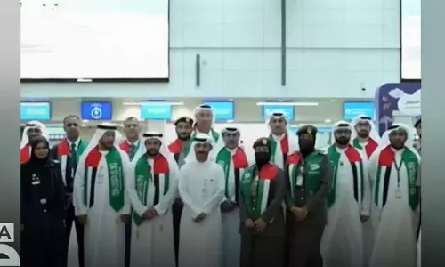 സൗദി ദേശീയദിനാഘോഷം; യാത്രക്കാർക്ക് മധുരം നൽകി സ്വീകരിച്ച് ദുബൈ, ഷാർജ വിമാനത്താവള ജീവനക്കാർ