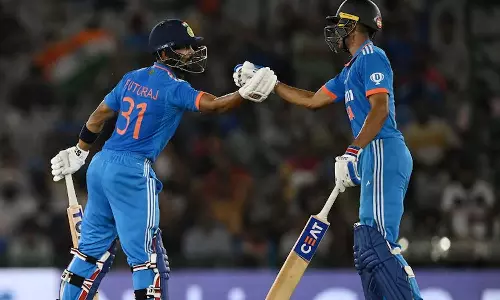 ഇന്ഡോര് ഏകദിനം: ഇന്ത്യയെ ബാറ്റിങ്ങിനയച്ച് ആസ്ട്രേലിയ ഇന്ഡോര് ഏകദിനം: ഇന്ത്യയെ ബാറ്റിങ്ങിനയച്ച് ആസ്ട്രേലിയ