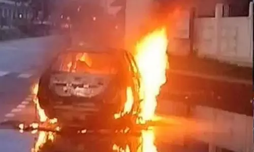 കർണാടകയിൽ പോത്തിറച്ചി കൊണ്ടുവന്ന കാർ ശ്രീരാമ സേന പ്രവർത്തകർ കത്തിച്ചു