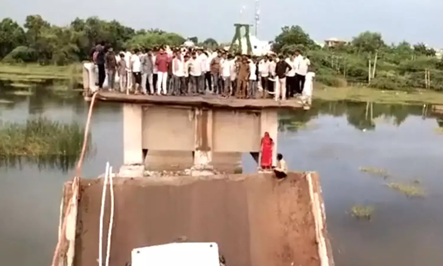 Bridge Collapses , Bhogavo river, Bridge Collapses In Gujarats Surendranagar ,ഗുജറാത്തില് പാലം തകര്ന്നു വീണു,40 വര്ഷം പഴക്കമുള്ള പാലം തകര്ന്നു,പാലം തകര്ന്ന് പരിക്ക്, latest malayalam news Bridge Collapses , Bhogavo river, Bridge Collapses In Gujarats Surendranagar ,ഗുജറാത്തില് പാലം തകര്ന്നു വീണു,40 വര്ഷം പഴക്കമുള്ള പാലം തകര്ന്നു,പാലം തകര്ന്ന് പരിക്ക്, latest malayalam news