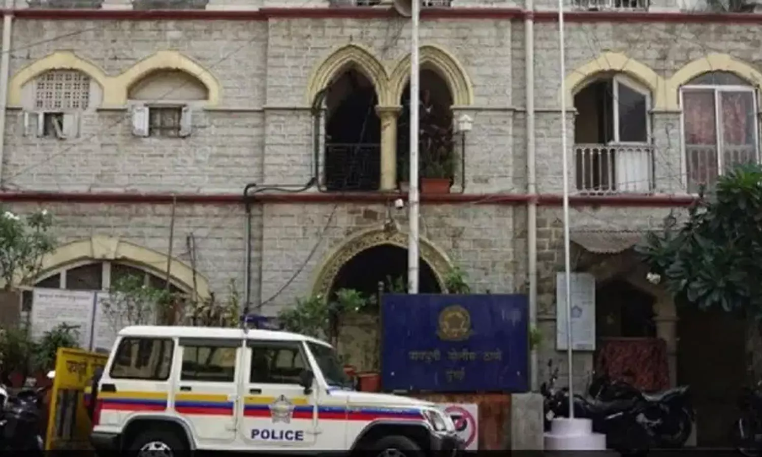 കാറിന്റെ ഹെഡ്ലൈറ്റ് മുഖത്തേക്കടിച്ചതിനെച്ചൊല്ലി തർക്കം; പൊലീസുകാരന്റെ അടിയേറ്റ് 55-കാരന് മരിച്ചു കാറിന്റെ ഹെഡ്ലൈറ്റ് മുഖത്തേക്കടിച്ചതിനെച്ചൊല്ലി തർക്കം; പൊലീസുകാരന്റെ അടിയേറ്റ് 55-കാരന് മരിച്ചു