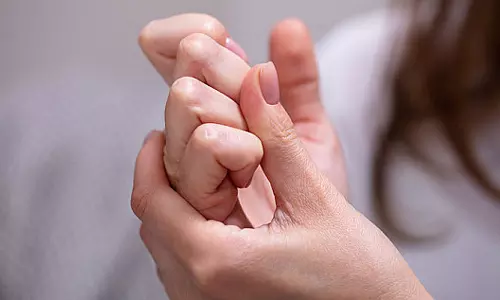 കൈ വിരലുകളുടെ ഞൊട്ട ഒടിച്ചാൽ എല്ലുകൾ തേയുമോ?