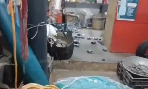 തിരുവനന്തപുരത്ത് അക്രമി സംഘം കടകള്‍ അടിച്ചുതകര്‍ത്തു