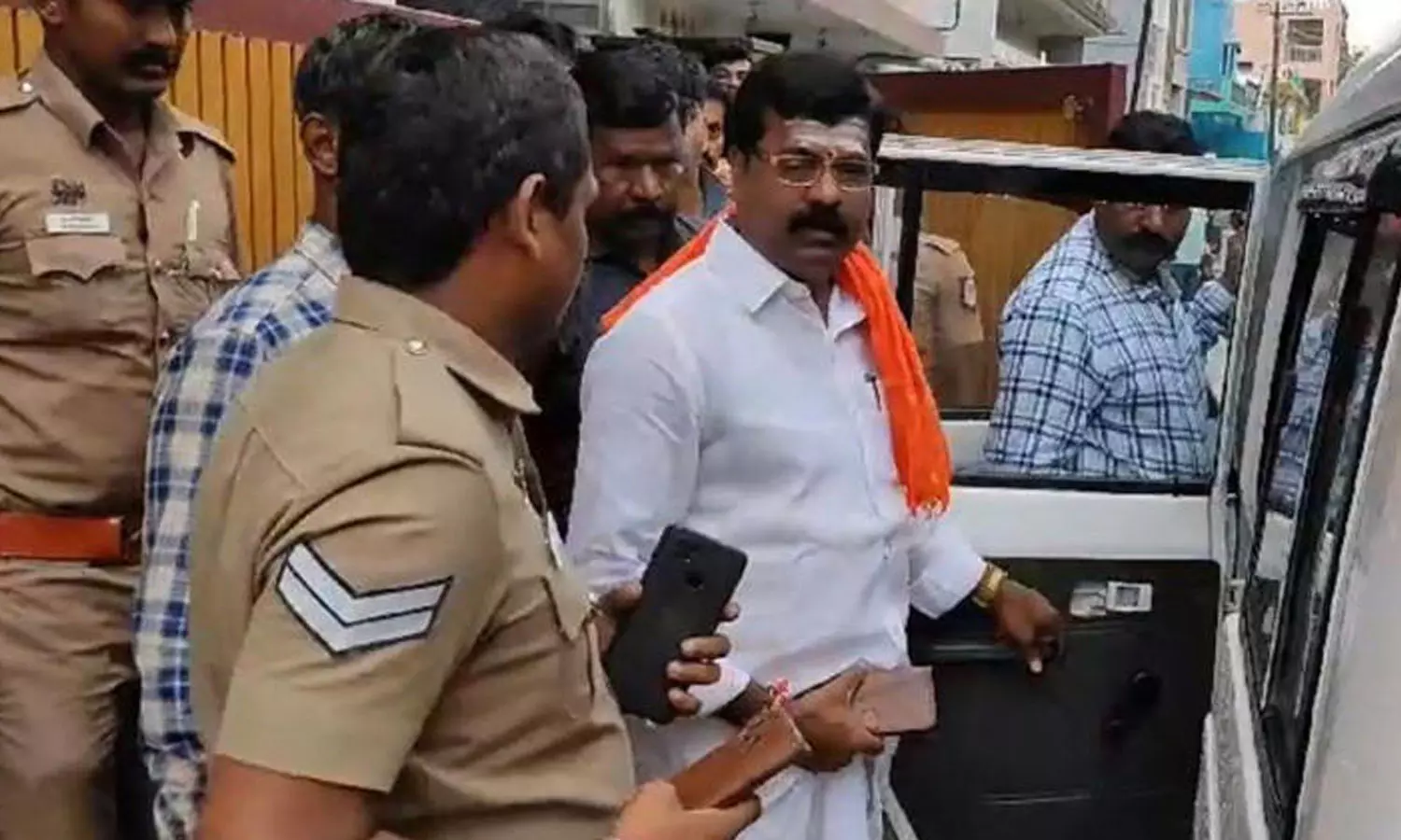 Hindu Munnani leader  leader arrested for