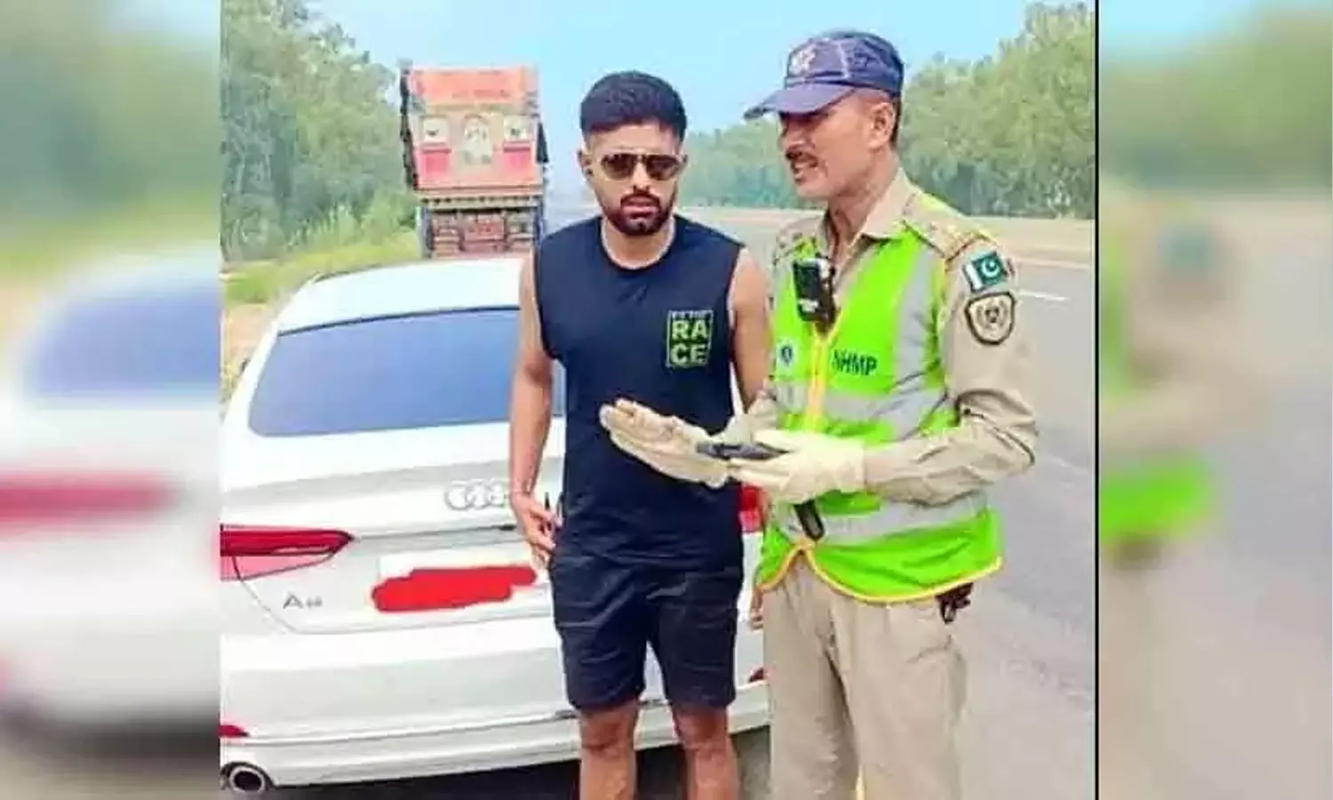 ലൈസൻസ് പോലുമില്ല? ബാബർ അസമിനെ പൊക്കി പാക് പൊലീസ്