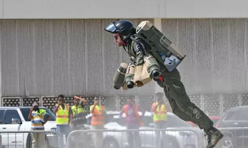 ദുബൈ നഗരത്തെ വീണ്ടും ഞെട്ടിച്ച്  പറക്കും മനുഷ്യൻ