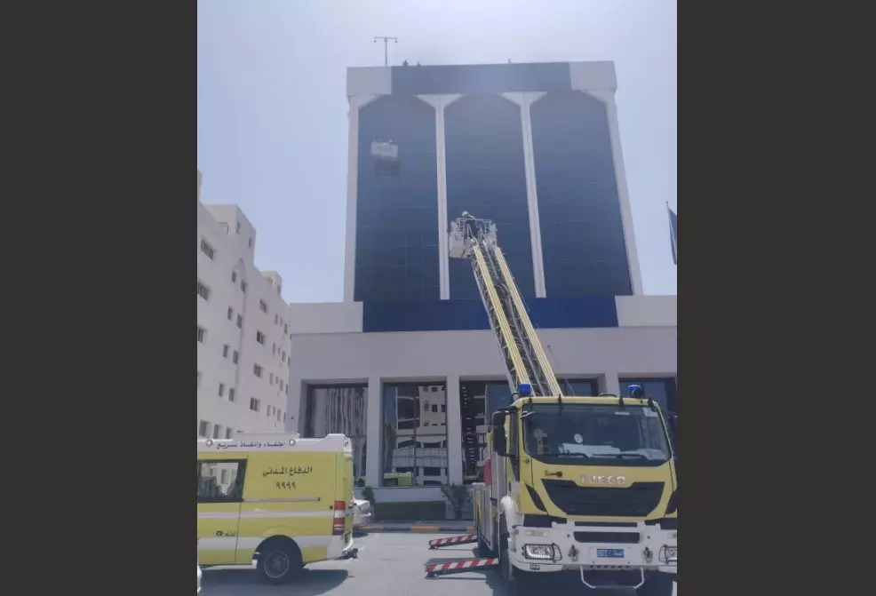 കെട്ടിടം വൃത്തിയാക്കുന്നതിനിടെ ക്രെയിനിൽ കുടുങ്ങിയ രണ്ടുപേരെ രക്ഷിച്ചു കെട്ടിടം വൃത്തിയാക്കുന്നതിനിടെ ക്രെയിനിൽ കുടുങ്ങിയ രണ്ടുപേരെ രക്ഷിച്ചു