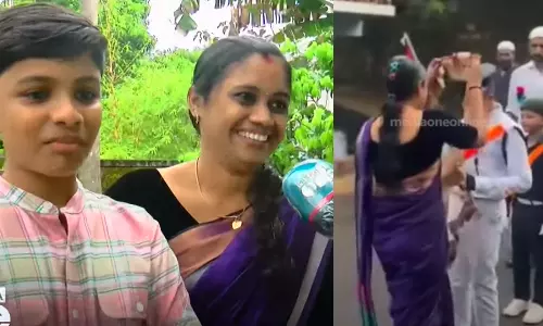 currency garland,viral video , Milad E Sherif  rally,malappuram viral video,Milad- rally at Valiyad near Malappuram., നബിദിന റാലിയിൽ നോട്ടുമാലയിട്ട ഷീന,ബിദിന റാലിയിൽ നോട്ടുമാല,നബിദിന റാലിയുടെ വൈറല്‍ വീഡിയോ,ഷീന വിനോദ്, മലപ്പുറം വലിയാട്,