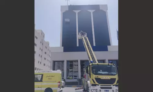 കെട്ടിടം വൃത്തിയാക്കുന്നതിനിടെ   ക്രെയിനിൽ കുടുങ്ങിയ രണ്ടുപേരെ രക്ഷിച്ചു