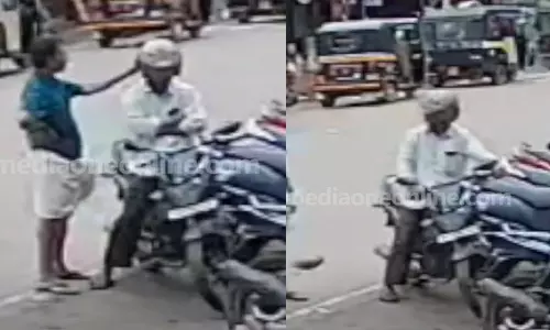 ​ഹെൽമറ്റ് തുണച്ചു; തേങ്ങ തലയിൽ വീണ ബൈക്ക് യാത്രികൻ അത്ഭുതകരമായി രക്ഷപ്പെട്ടു