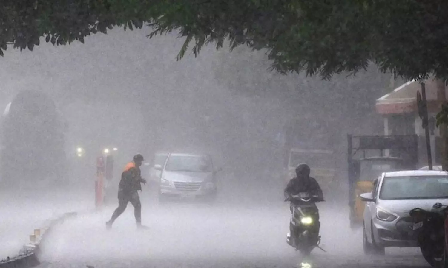 Heavy rain continues kerala Heavy rain continues kerala