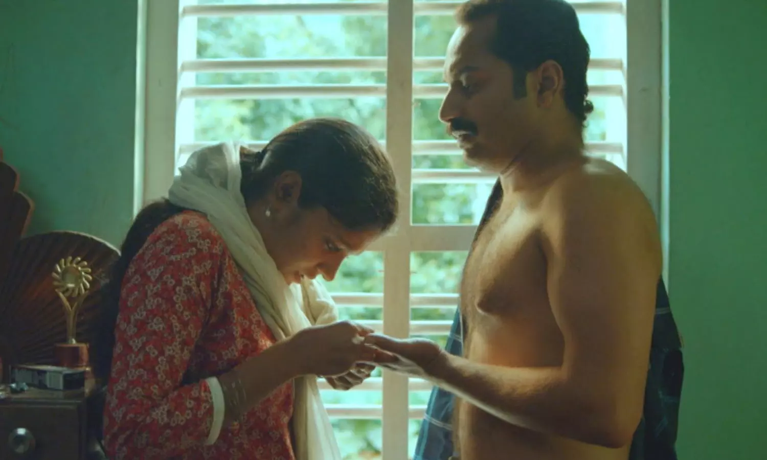 മഹേഷിന്റെ പ്രതികാരത്തില് അപര്ണ ബാലമുരളിയും ഫഹദ് ഫാസിലും മഹേഷിന്റെ പ്രതികാരത്തില് അപര്ണ ബാലമുരളിയും ഫഹദ് ഫാസിലും