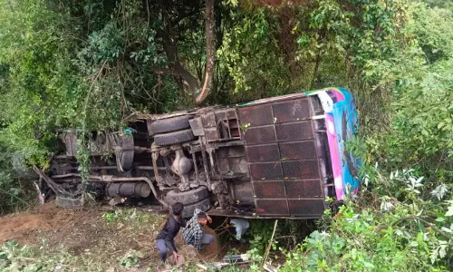 eight dies after Tourist bus falling down in Ooty