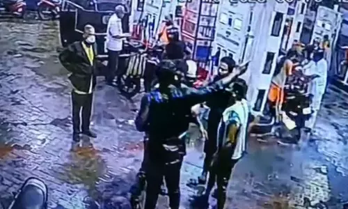 Youth attack at petrol pump in thiruvananthapuram employees are brutally beaten