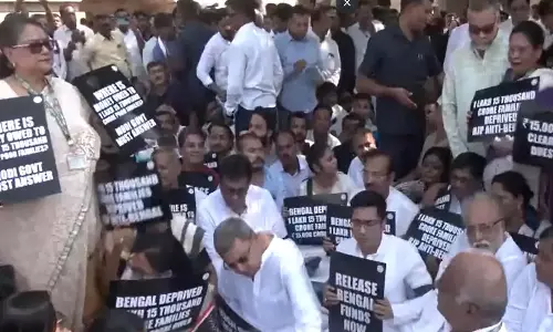 സർക്കാർ പദ്ധതികൾക്ക് ഫണ്ട് അനുവദിക്കണം; രാജ്ഘട്ടിൽ തൃണമൂൽ കോൺഗ്രസ് പ്രതിഷേധം