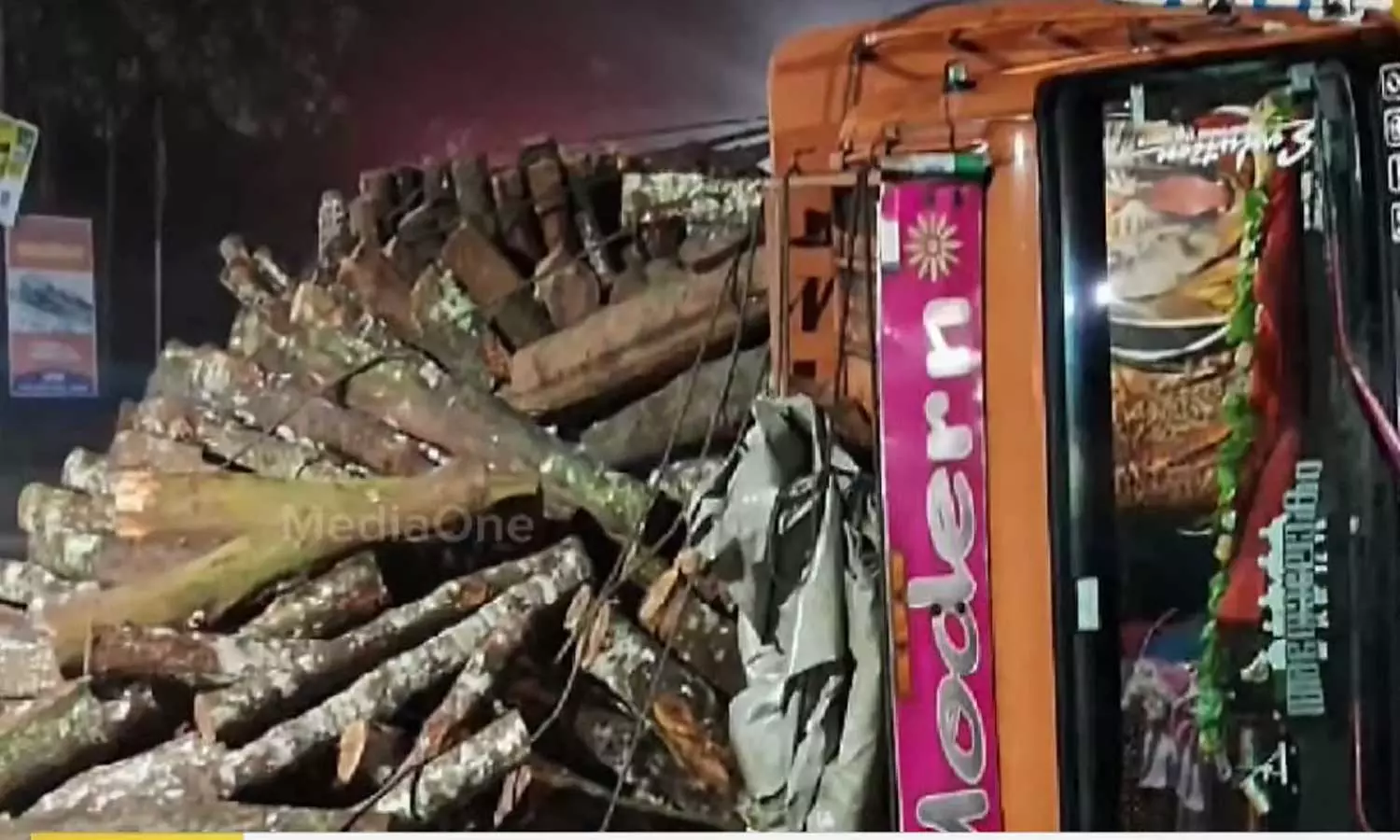 A lorry carrying logs overturned at Kozhikodes Nallalam, Lorry carrying logs overturned at Kozhikode, lorry accident,