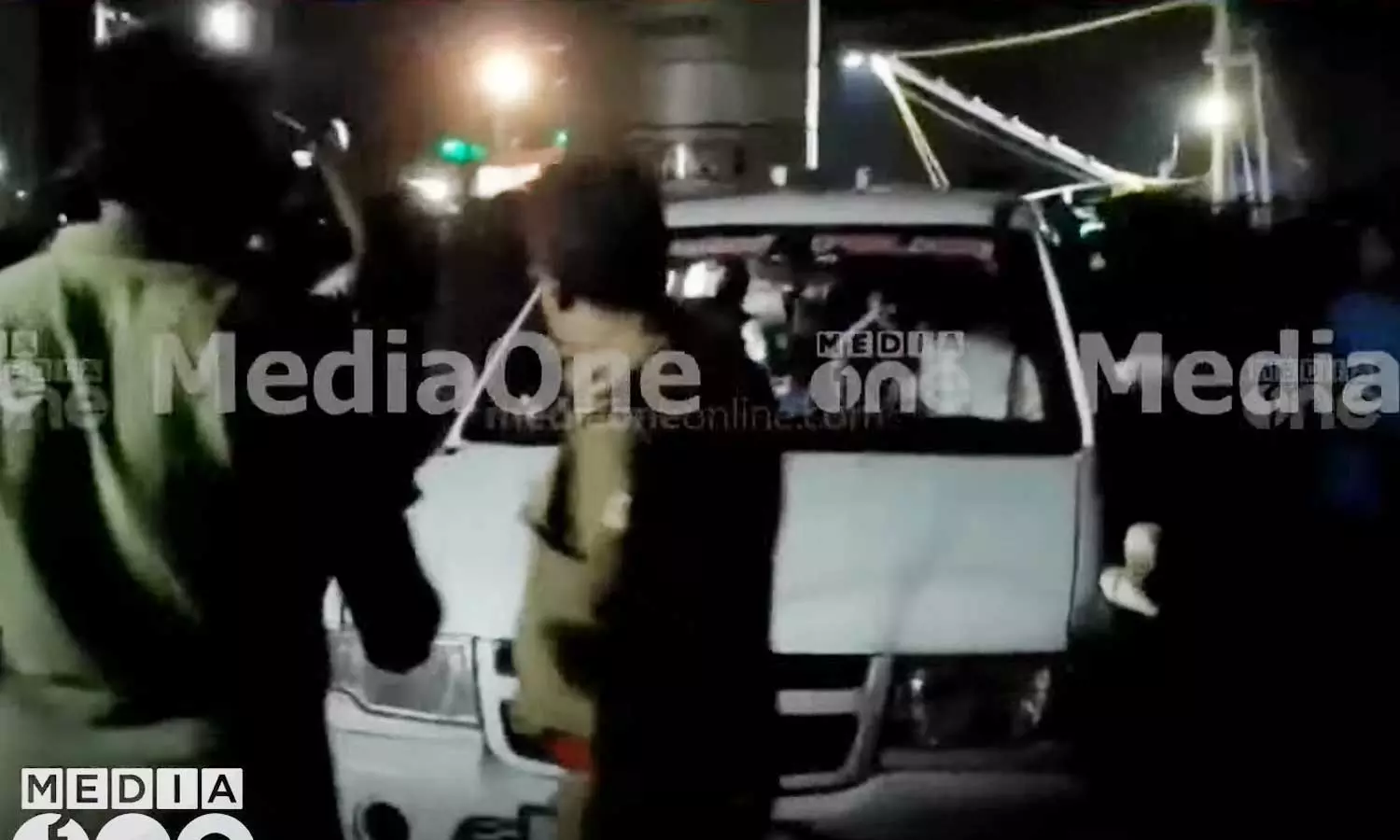 മുനമ്പത്ത് ഫൈബര് വള്ളം മുങ്ങി; കാണാതായ നാലുപേര്ക്കായി തിരച്ചില് മുനമ്പത്ത് ഫൈബര് വള്ളം മുങ്ങി; കാണാതായ നാലുപേര്ക്കായി തിരച്ചില്