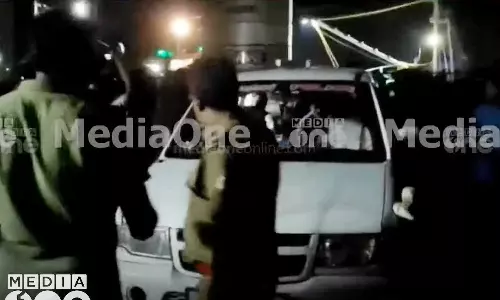 മുനമ്പത്ത് ഫൈബര്‍ വള്ളം മുങ്ങി; കാണാതായ നാലുപേര്‍ക്കായി തിരച്ചില്‍