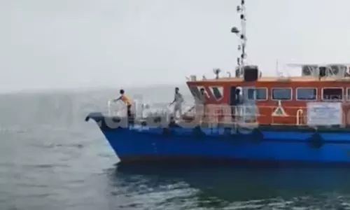 search is on for Four missing after boat capsizes near Munambam,latest malayalam news,മുനമ്പത്ത് ഫൈബർ വള്ളം മുങ്ങി,മുനമ്പം ബോട്ട് അപകടം,മുനമ്പത്ത് കാണാതായ നാലുപേര്‍ക്ക് വേണ്ടി തെരച്ചില്‍,ബോട്ട് മറിഞ്ഞ് അപകടം,കൊച്ചിയില്‍ വള്ളം മറിഞ്ഞു