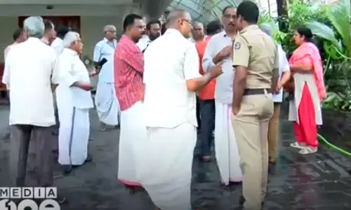 ഒന്നരവർഷമായി നിക്ഷേപങ്ങൾക്ക് പലിശയില്ല; വെള്ളായണി ബാങ്ക് പ്രസിഡന്റിന്റെ വീടിന് മുന്നിൽ നിക്ഷേപകരുടെ പ്രതിഷേധം