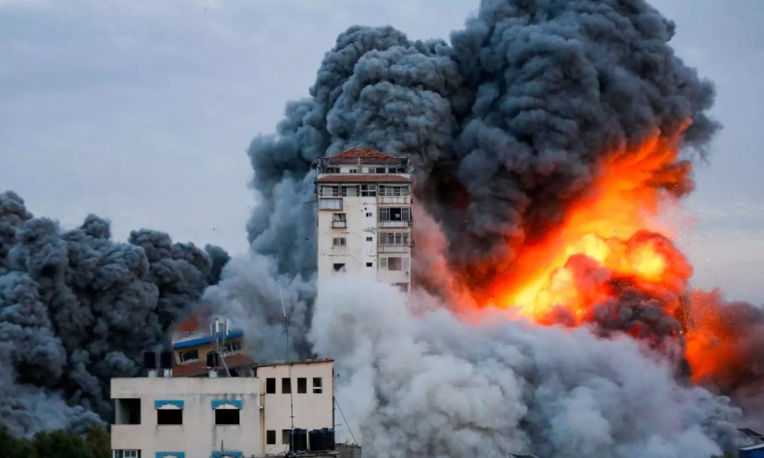 ഇസ്രായേൽ ആക്രമണം: ഗസ്സയിൽ മരണം 370 ആയി; 2,200 പേർക്ക് പരിക്ക് ഇസ്രായേൽ ആക്രമണം: ഗസ്സയിൽ മരണം 370 ആയി; 2,200 പേർക്ക് പരിക്ക്