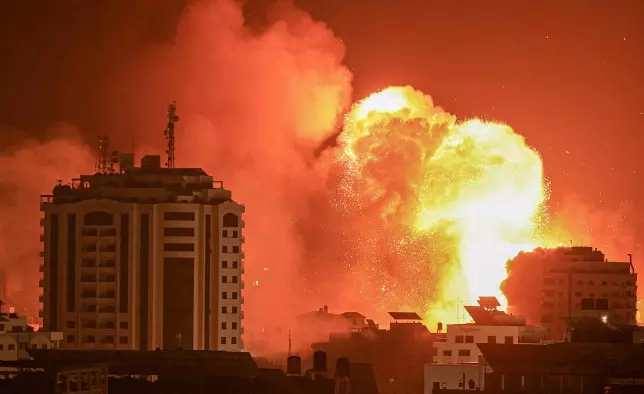 ഇസ്രായേൽ- ഹമാസ് യുദ്ധം അഞ്ചാംദിനത്തിൽ; ഗസ്സയിൽ മരണം 900 കടന്നു