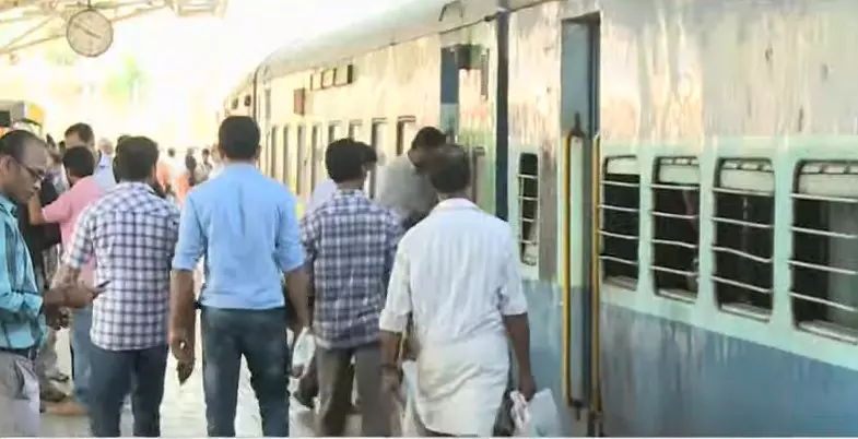 മലബാറിലെ ട്രെയിന് യാത്രക്കാര്ക്ക് ആശ്വാസം; കണ്ണൂരിലേക്കുള്ള ട്രെയിനില് കൂടുതൽ ജനറല് കോച്ചുകൾ അനുവദിച്ചു മലബാറിലെ ട്രെയിന് യാത്രക്കാര്ക്ക് ആശ്വാസം; കണ്ണൂരിലേക്കുള്ള ട്രെയിനില് കൂടുതൽ ജനറല് കോച്ചുകൾ അനുവദിച്ചു
