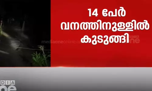 കൊല്ലത്ത് 14 പേർ വനത്തിനുള്ളിൽ കുടുങ്ങി; ഒരാളെ രക്ഷപ്പെടുത്തി