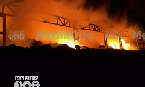 fire, waste management center in Velliparamb, Kozhikode, fire force, latest malayalam news, തീപിടുത്തം, കോഴിക്കോട് വെള്ളിപറമ്പിലെ മാലിന്യ സംസ്‌കരണ കേന്ദ്രം, ഫയർഫോഴ്‌സ്, ഏറ്റവും പുതിയ മലയാളം വാർത്ത