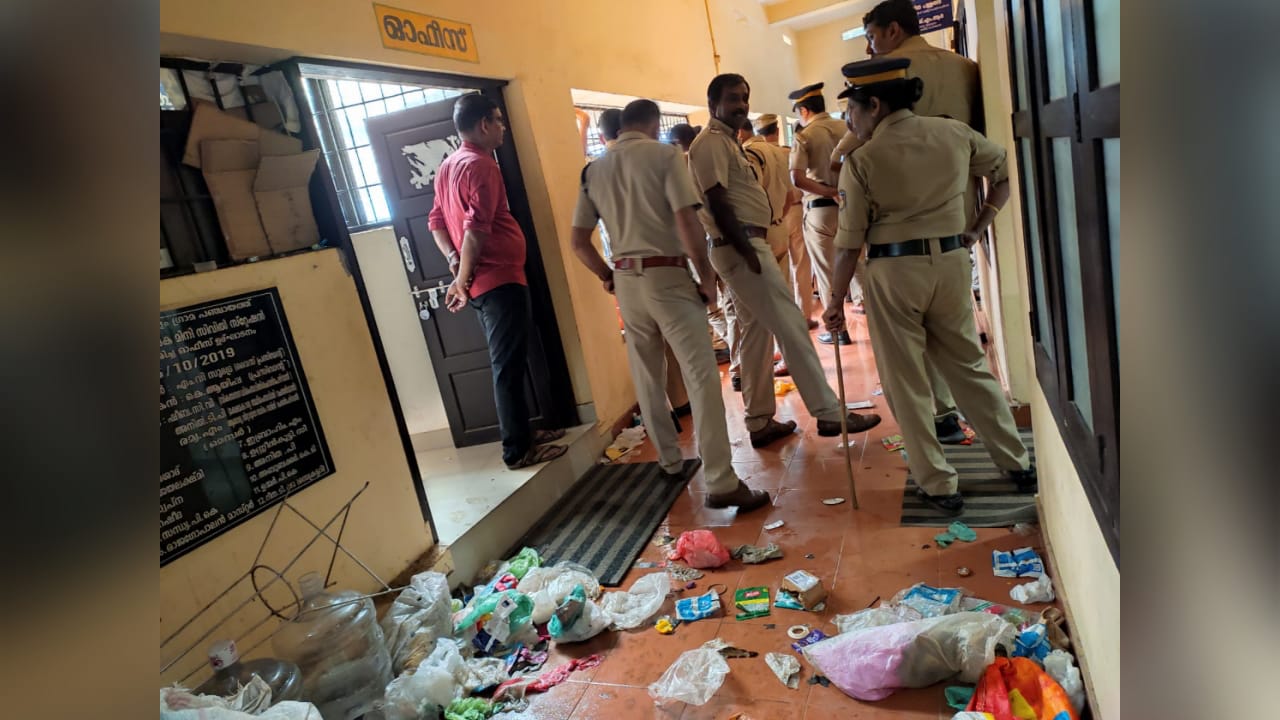 പഞ്ചായത്ത് ഓഫീസിനകത്ത് മാലിന്യം വലിച്ചെറിഞ്ഞു; എൽ.ഡി.എഫ് പ്രവർത്തകർക്കെതിരെ പരാതി