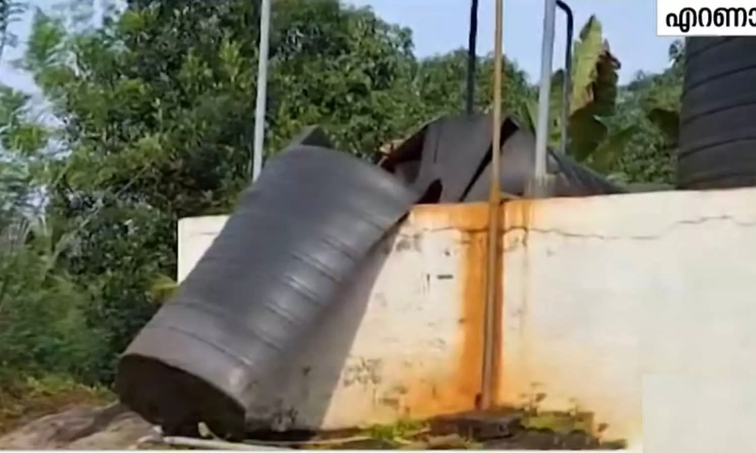 in Ernakulam Water tank of drinking water project has split in Ernakulam Water tank of drinking water project has split