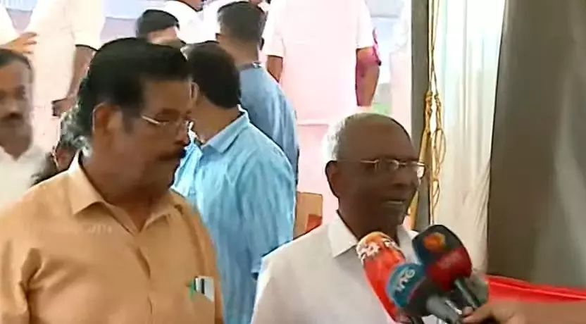 അയ്യോ..ഞങ്ങള് ഫ്രണ്ട്സാണ്...ബാക്കി പിന്നാലെ പാക്കലാം..; പൊതുവേദിയിൽ ഒരുമിച്ച് എം.എം.മണിയും കെ.കെ.ശിവരാമനും