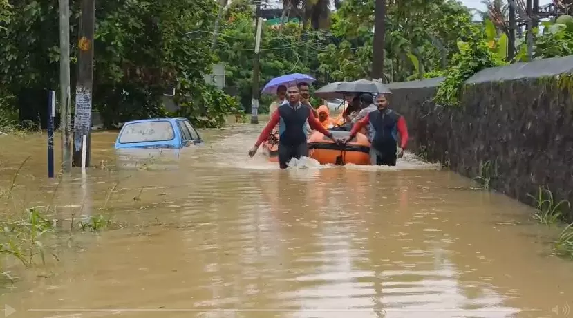 കനത്ത മഴ; തിരുവനന്തപുരത്ത് താഴ്ന്ന പ്രദേശങ്ങൾ വെള്ളത്തിൽ, തൃശൂരിൽ മണ്ണിടിച്ചിൽ കനത്ത മഴ; തിരുവനന്തപുരത്ത് താഴ്ന്ന പ്രദേശങ്ങൾ വെള്ളത്തിൽ, തൃശൂരിൽ മണ്ണിടിച്ചിൽ