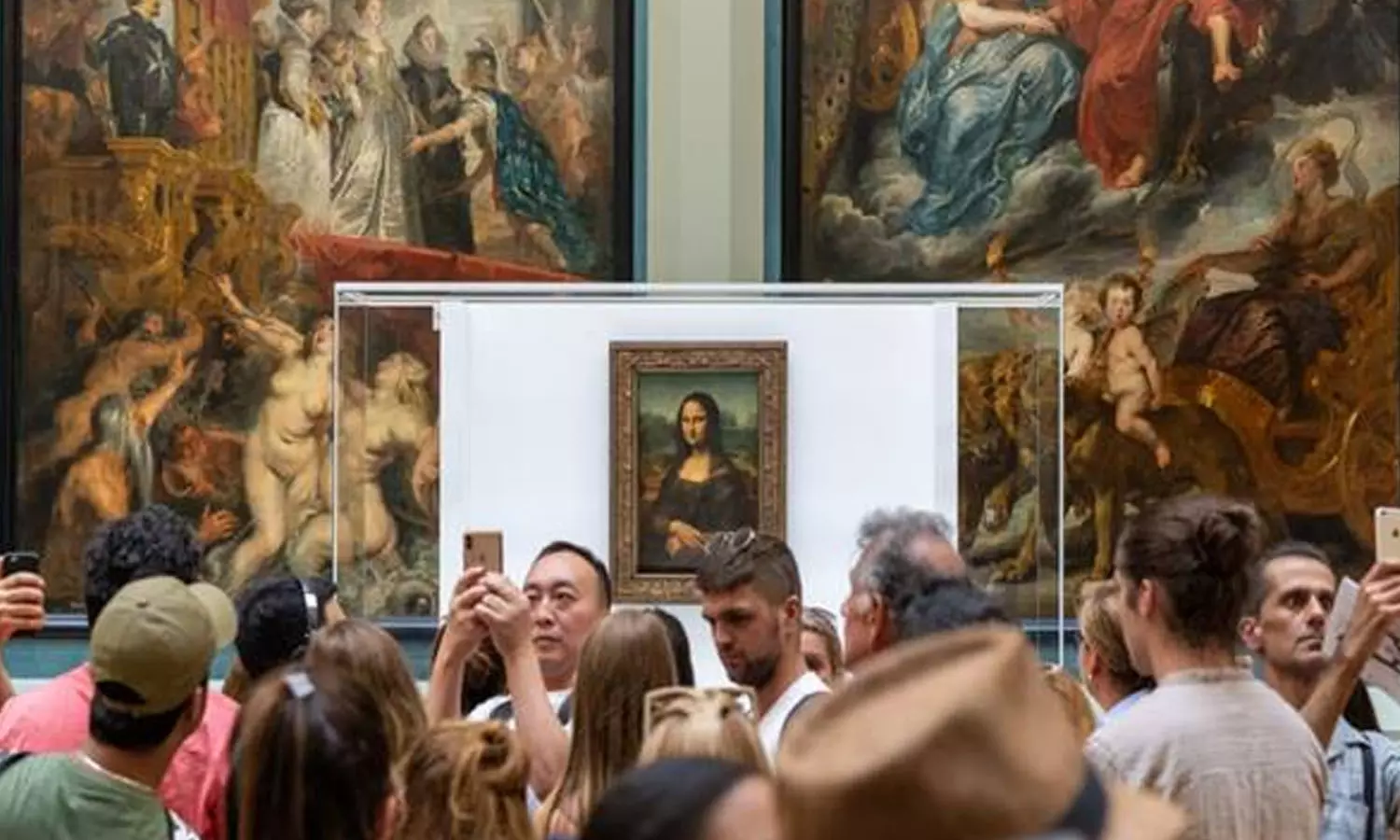 പാരിസിൽ ബോംബ് ഭീഷണി; ലൂവ്രെ മ്യൂസിയവും വെഴ്സായ് കൊട്ടാരവും ഒഴിപ്പിച്ചു