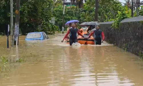 കനത്ത മഴ; തിരുവനന്തപുരത്ത് താഴ്ന്ന പ്രദേശങ്ങൾ വെള്ളത്തിൽ, തൃശൂരിൽ മണ്ണിടിച്ചിൽ