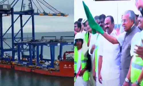 വിഴിഞ്ഞത്ത് ആദ്യ കപ്പലിന് വാട്ടർ സല്യൂട്ട് നൽകി  സ്വീകരണം: പതാക വീശി മുഖ്യമന്ത്രി