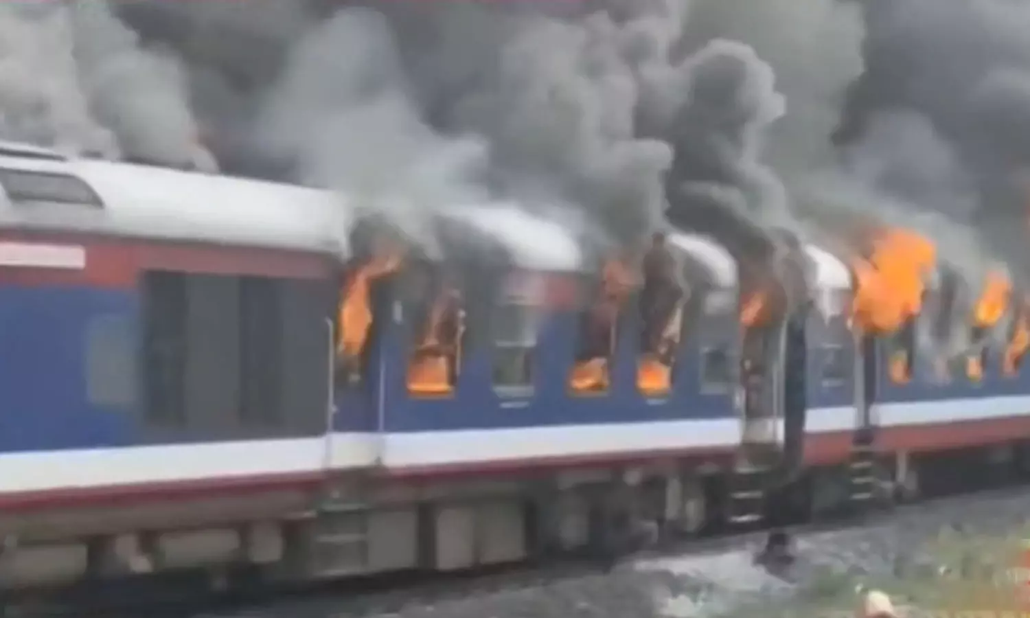 മഹാരാഷ്ട്രയിൽ പാസഞ്ചർ ട്രെയിനിന് തീപിടിച്ചു മഹാരാഷ്ട്രയിൽ പാസഞ്ചർ ട്രെയിനിന് തീപിടിച്ചു