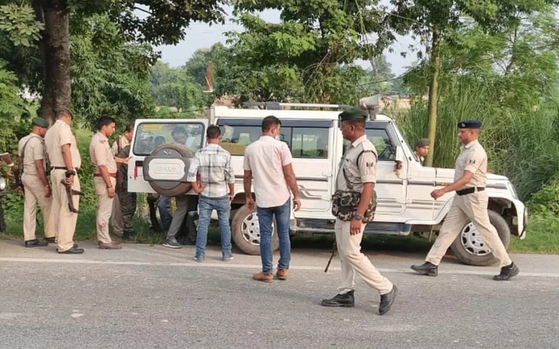 വാഹനപരിശോധനയ്ക്കിടെ പൊലീസുകാരനെ കൊന്നു, രക്ഷപ്പെടാൻ ശ്രമിച്ച പ്രതികൾ ഏറ്റുമുട്ടലിൽ മരിച്ചു വാഹനപരിശോധനയ്ക്കിടെ പൊലീസുകാരനെ കൊന്നു, രക്ഷപ്പെടാൻ ശ്രമിച്ച പ്രതികൾ ഏറ്റുമുട്ടലിൽ മരിച്ചു