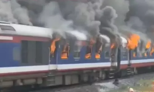 മഹാരാഷ്ട്രയിൽ പാസഞ്ചർ ട്രെയിനിന് തീപിടിച്ചു