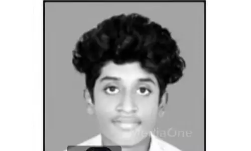 student, tragic end, electric post, traveling, bus, latest malayalam news, വിദ്യാർത്ഥി, ദാരുണാന്ത്യം, ഇലക്ട്രിക് പോസ്റ്റ്, യാത്ര, ബസ്, ഏറ്റവും പുതിയ മലയാളം വാർത്ത,