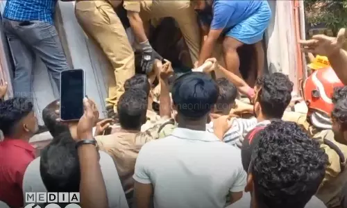 Guest worker dies after marble falls on body in Tirur; Three people were injured