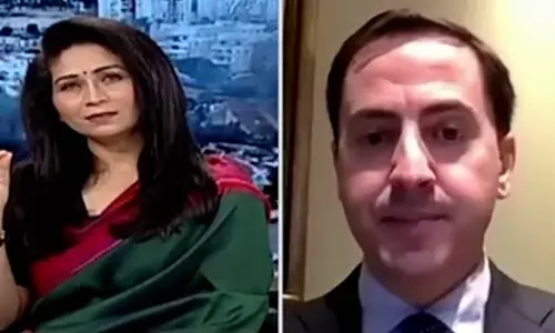 ചുവപ്പും പച്ചയും സാരിയണിഞ്ഞ് അവതാരക; ഫലസ്തീന്റെ നിറമെന്ന് കാട്ടി ചാനൽ ചർച്ചയിൽ രോഷാകുലനായി ഇസ്രായേലുകാരൻ