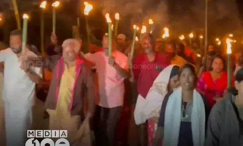 ഇടുക്കി ചിന്നക്കനാലിലെ കൈയേറ്റം ഒഴിപ്പിക്കലിനെതിരെ പന്തം കൊളുത്തി പ്രകടനവുമായി നാട്ടുകാർ