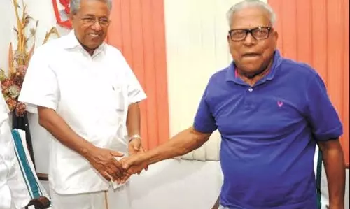 സമരോത്സുകനായ നേതാവ് വി.എസിന് പിറന്നാളാശംസയുമായി മുഖ്യമന്ത്രി